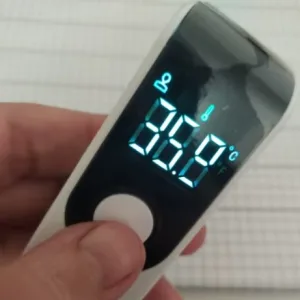 Berührungsloses Infrarot-Digitalthermometer vom Kunden K***e erhalten.