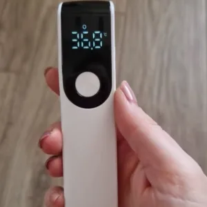 Berührungsloses Infrarot-Digitalthermometer vom Kunden J****n erhalten.